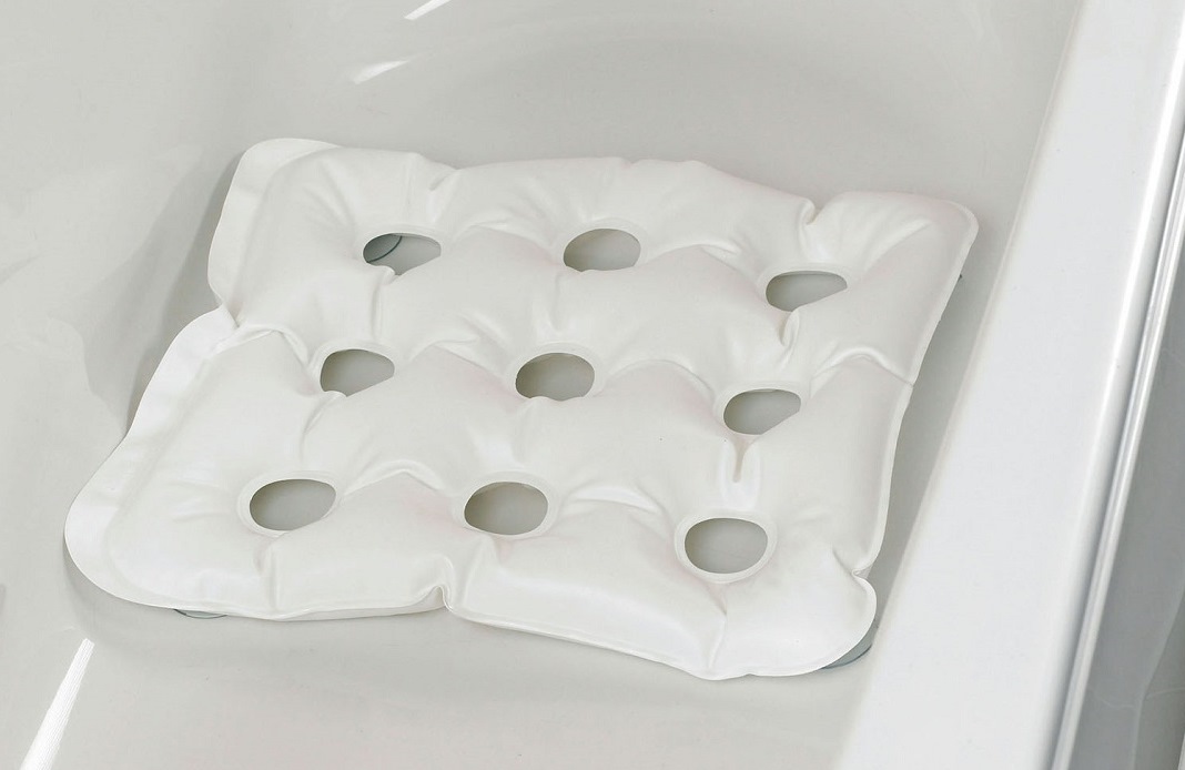Coussin d’assise gonflable pour la baignoire sur ventouses - 45,5 x 45,5 cm - blanc