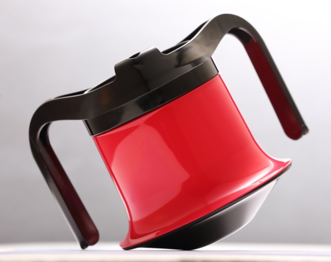 Gobelet redressant ˆ 2 anses couvercle et bec verseur - 250 ml