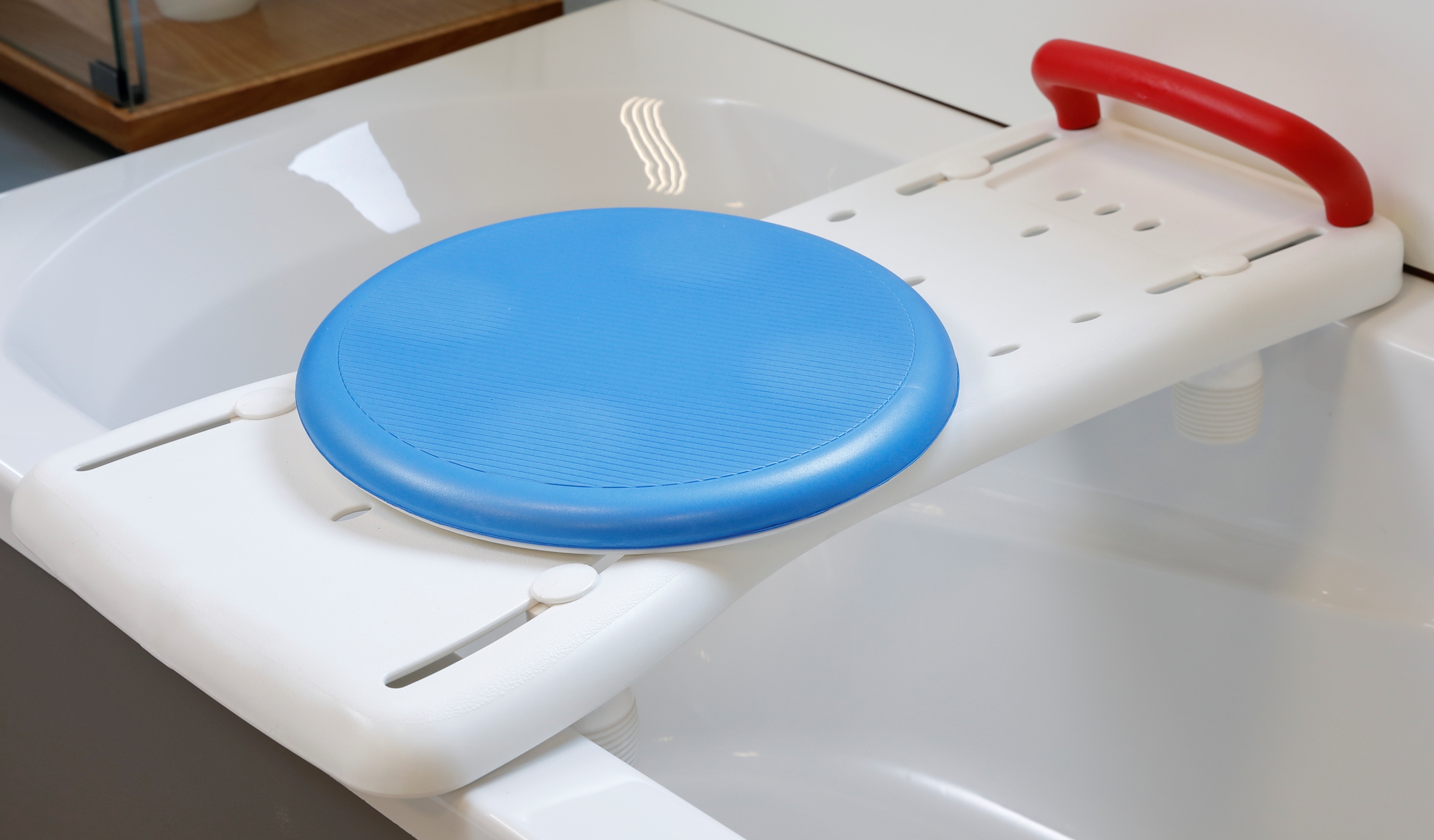 Planche de bain avec poignée rouge et disque tournant